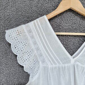 GAP embroidered eyelet lace V-Neck white top Large